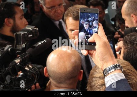 Straßburg, Frankreich. 4. Oktober 2016. Ein Anhänger versucht, ein Bild von Emmanuel Macron mit seinem Smartphone am Ende der Tagung in Straßburg zu nehmen. Bildnachweis: Paul-Marie Guyon/Alamy Live-Nachrichten Stockfoto