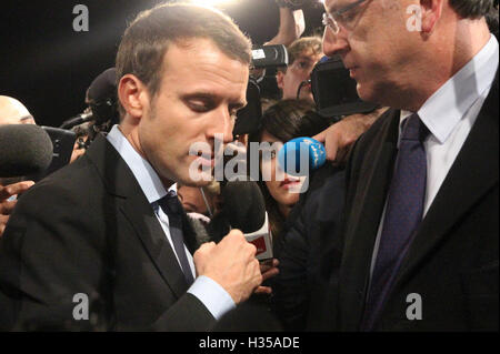 Straßburg, Frankreich. 4. Oktober 2016. Emmanuel Macron verlässt die Bühne am Ende seiner Sitzung in Straßburg. Bildnachweis: Paul-Marie Guyon/Alamy Live-Nachrichten Stockfoto