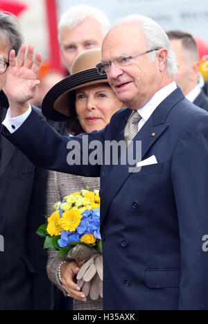 Berlin, Deutschland. 5. Oktober 2016. King Carl XVI Gustaf (R) und Königin Silvia von Schweden gesehen am Brandenburger Tor, ein bedeutendes Wahrzeichen von Berlin, Deutschland, 5. Oktober 2016. Das schwedische Königspaar befinden sich auf einem viertägigen Besuch in Deutschland. Ihre Reiseroute beinhaltet Stopps in Berlin, Hamburg, Sachsen-Anhalt und Sachsen. Foto: KAY NIETFELD/Dpa/Alamy Live News Stockfoto