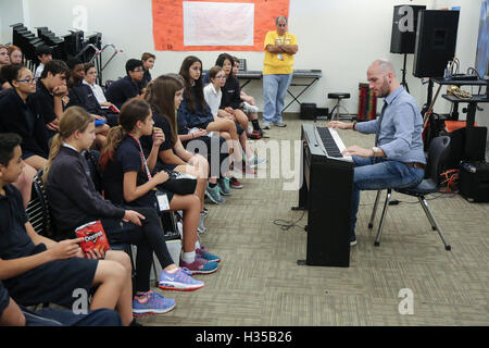 Florida, USA. 5. Oktober 2016. Chris Cadenhead, die musikalische Leitung für KC and the Sunshine Band besuchte Franklin Akademie Mittwoch, 5. Oktober 2016. © Bruce R. Bennett/der Palm Beach Post/ZUMA Draht/Alamy Live-Nachrichten Stockfoto