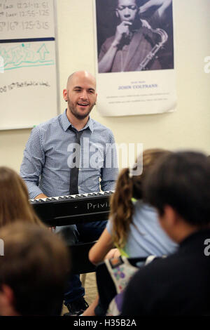 Florida, USA. 5. Oktober 2016. Chris Cadenhead, die musikalische Leitung für KC and the Sunshine Band besuchte Franklin Akademie Mittwoch, 5. Oktober 2016. © Bruce R. Bennett/der Palm Beach Post/ZUMA Draht/Alamy Live-Nachrichten Stockfoto