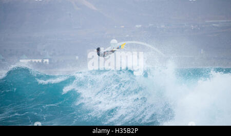 Las Palmas, Gran Canaria, Kanarische Inseln, Spanien. 5. Oktober 2016. Wetter: Bodyboarder und Surfer, das Beste aus den späten Nachmittag Bedingungen als eine atlantische Dünung riesigen Rohr Reiten Wellen Rollen an der Nordküste bringt von Gran Canaria. Bild: Ein Bodyboarder von einer riesigen Welle explodiert, als er zu nahe an Felsen Kredit bekommt: Alan Dawson News/Alamy Live News Stockfoto