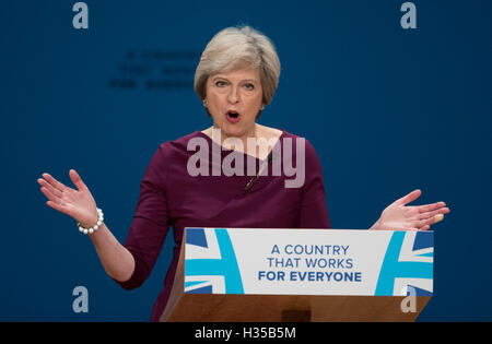 Birmingham. 5. Oktober 2016. Der britische Premierminister Theresa hält Mai eine Rede am Finaltag der Parteitag der Konservativen in Birmingham, Großbritannien, am 5. Oktober 2016. Britische Premierminister Theresa Ruhetag May die konservative Jahreskonferenz in Birmingham Mittwoch, sagen, dass ihre Partei die Mitte Boden in der Politik zu besetzen. Bildnachweis: Xinhua/Alamy Live-Nachrichten Stockfoto