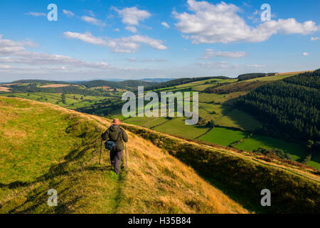 Caer Caradoc, UK. 5. Oktober 2016. Ein Spaziergänger genießen die Herbstsonne auf Caer Caradoc Eisenzeit Wallburg in der Nähe von Kapelle Rasen, Shropshire, England, UK. Bildnachweis: John Hayward/Alamy Live-Nachrichten Stockfoto