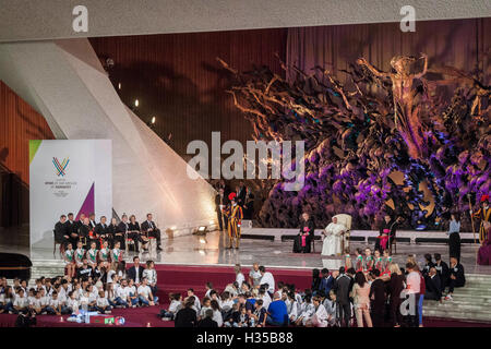 Vatikan. 5. Oktober 2016. Papst Francis besucht die internationale Konferenz "Sport in den Dienst der Menschheit", der ersten Weltkonferenz für Glauben und Sport gefördert vom Vatikan Päpstlichen Rat für die Kultur, in der Paul VI Hall in Vatikanstadt, Vatikan am 5. Oktober 2016. Bildnachweis: Giuseppe Ciccia/Alamy Live-Nachrichten Stockfoto