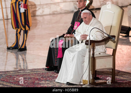 Vatikan. 5. Oktober 2016. Papst Francis besucht die internationale Konferenz "Sport in den Dienst der Menschheit", der ersten Weltkonferenz für Glauben und Sport gefördert vom Vatikan Päpstlichen Rat für die Kultur, in der Paul VI Hall in Vatikanstadt, Vatikan am 5. Oktober 2016. Bildnachweis: Giuseppe Ciccia/Alamy Live-Nachrichten Stockfoto