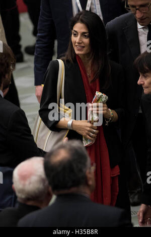 Vatikan. 5. Oktober 2016. Virginia Raggi, Bürgermeister von Rom, nimmt an der internationalen Konferenz "Sport in den Dienst der Menschheit", der ersten Weltkonferenz für Glauben und Sport gefördert vom Vatikan Päpstlichen Rat für die Kultur, in der Paul VI Hall in Vatikanstadt, Vatikan am 5. Oktober 2016. Bildnachweis: Giuseppe Ciccia/Alamy Live-Nachrichten Stockfoto