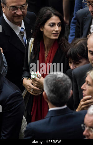 Vatikan. 5. Oktober 2016. Virginia Raggi, Bürgermeister von Rom, nimmt an der internationalen Konferenz "Sport in den Dienst der Menschheit", der ersten Weltkonferenz für Glauben und Sport gefördert vom Vatikan Päpstlichen Rat für die Kultur, in der Paul VI Hall in Vatikanstadt, Vatikan am 5. Oktober 2016. Bildnachweis: Giuseppe Ciccia/Alamy Live-Nachrichten Stockfoto