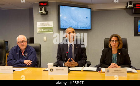 Washington DC, USA. 5. Oktober 2016. US-Präsident Barack Obama macht eine Aussage nach Erhalt ein Briefing auf Hurrikan Matthew an die Federal Emergency Management Agency (FEMA) in Washington, D.C., 5. Oktober 2016. Sitzen ist FEMA-Administrator Stockfoto