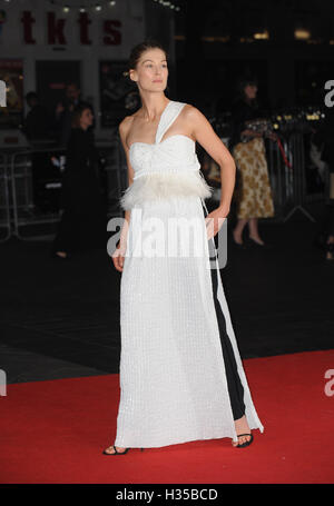 London, Vereinigtes Königreich. 5. Oktober 2016. Rosamund Pike besucht die "A Großbritannien" Opening Night Gala Screening während des 60. BFI London Film Festival im Odeon Leciester Square. Bildnachweis: Ferdaus Shamim/ZUMA Draht/Alamy Live-Nachrichten Stockfoto