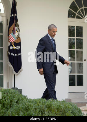US-Präsident Barack Obama geht auf das Rednerpult, um eine Aussage über die Ratifizierung der Pariser Abkommen geregelt Gewächshaus Gasen Emissionen Minderung, Anpassung und Finanzen ab dem Jahr 2020 innerhalb der Vereinten Nationen-Fra Stockfoto