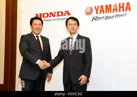 Honda Motor Operating Officer und Director Shinji Aoyama, links, schüttelt Hände mit Yamaha Motor Managing Executive Officer und Director Katsuaki Watanabe während einer gemeinsamen Pressekonferenz in Tokio am 5. Oktober 2016. Japanische auto-Majors Honda und Yamaha angekündigt, dass sie Gespräche in Richtung ein Geschäft Tie-up in der Entwicklung und Herstellung von kleinen Roller begonnen haben. © Yosuke Tanaka/AFLO/Alamy Live-Nachrichten Stockfoto