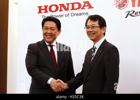 Honda Motor Operating Officer und Director Shinji Aoyama, links, schüttelt Hände mit Yamaha Motor Managing Executive Officer und Director Katsuaki Watanabe während einer gemeinsamen Pressekonferenz in Tokio am 5. Oktober 2016. Japanische auto-Majors Honda und Yamaha angekündigt, dass sie Gespräche in Richtung ein Geschäft Tie-up in der Entwicklung und Herstellung von kleinen Roller begonnen haben. © Yosuke Tanaka/AFLO/Alamy Live-Nachrichten Stockfoto