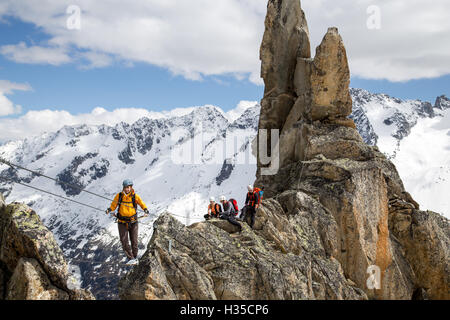 Gruppe von Bergsteigern am Klettersteig in der Schweiz Stockfoto