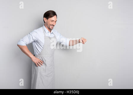 Erfreut Man die Schüssel Salzen Stockfoto