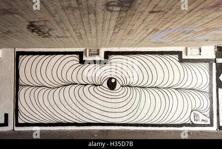 Schwarz / weiß-Graffiti des Auges mit einem schönen umliegenden Muster Stockfoto