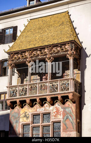 INNSBRUCK, Österreich – 1. November 2015: Das Goldene Dachl, abgeschlossen im Jahr 1500, verziert mit 2.738 feuervergoldeten Kupfer Fliesen für E Stockfoto