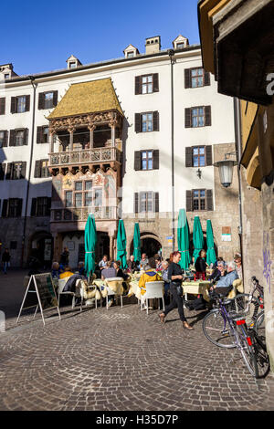 INNSBRUCK, Österreich – 1. November 2015: Das Goldene Dachl, abgeschlossen im Jahr 1500, verziert mit 2.738 feuervergoldeten Kupfer Fliesen für E Stockfoto