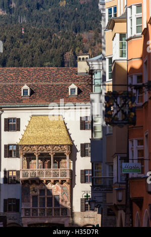 INNSBRUCK, Österreich – 1. November 2015: Das Goldene Dachl, abgeschlossen im Jahr 1500, verziert mit 2.738 feuervergoldeten Kupfer Fliesen für E Stockfoto