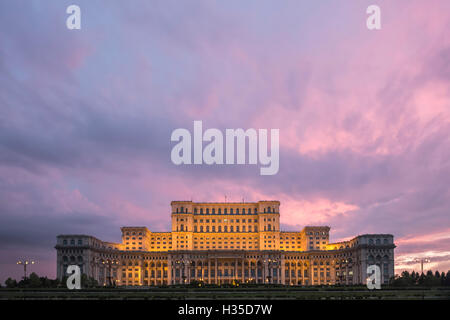 Palast des Parlaments bei Sonnenuntergang, Bukarest, Muntenia Region, Rumänien Stockfoto