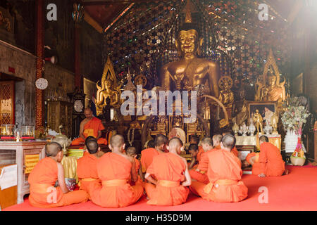 Buddhistischen Novizen in der Klasse am Tempel Doi Suthep, Chiang Mai, Thailand Stockfoto