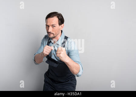 Aggressive sportlicher Mann seine Fäuste ballte. Stockfoto