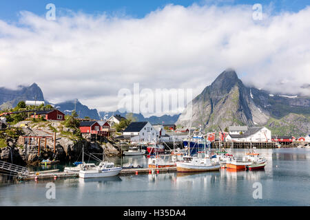 Fischerdorf und Hafen, eingerahmt von Berge und Meer, Hamnoy, Moskenes, Nordland Grafschaft, Lofoten-Inseln, Arktis, Norwegen Stockfoto