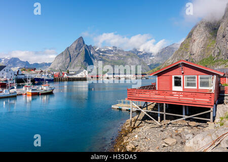 Fischerdorf und Hafen, eingerahmt von Berge und Meer, Hamnoy, Moskenes, Nordland Grafschaft, Lofoten-Inseln, Arktis, Norwegen Stockfoto