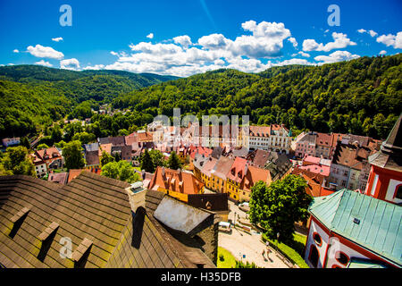 Blick von oben auf die Burg Loket im Dorf Loket in Karlsbad, Böhmen, Tschechien Stockfoto