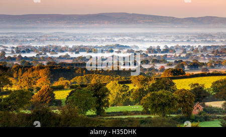 Herbstnebel auf die Cheshire Ebene erstreckt sich über die Landschaft der walisischen Hügeln, Cheshire, England, UK Stockfoto