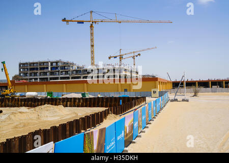 Masdar City, ein CO2-neutrales Gebäudeprojekt unter Berufung auf Solarenergie. Abu Dhabi, Vereinigte Arabische Emirate, Naher Osten Stockfoto