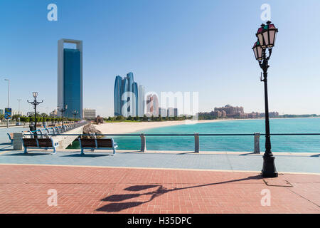 Blick von der Mole in Richtung Abu Dhabi Oil Company HQ und Etihad Towers, Abu Dhabi, Vereinigte Arabische Emirate, Naher Osten Stockfoto