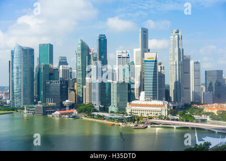 Skyline von Singapur, Wolkenkratzer mit dem Fullerton Hotel und Jubilee Bridge im Vordergrund von Marina Bay, Singapur Stockfoto