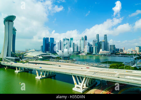 Stark befahrenen Straßen führen zum Marina Bay Sands, Gärten von der Bucht und ArtScience Museum mit der Skyline der Stadt darüber hinaus, Singapur Stockfoto
