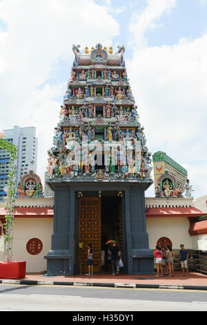 Sri Mariamman-Tempel in Chinatown, der ältesten Hindu-Tempel in Singapur mit dem bunt geschmückten Turm, Singapur Stockfoto