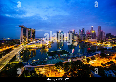 Die Türme der Central Business District und Marina Bay bei Nacht, Singapur Stockfoto