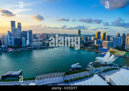 Die Türme der Central Business District und Marina Bay bei Sonnenuntergang, Singapur Stockfoto