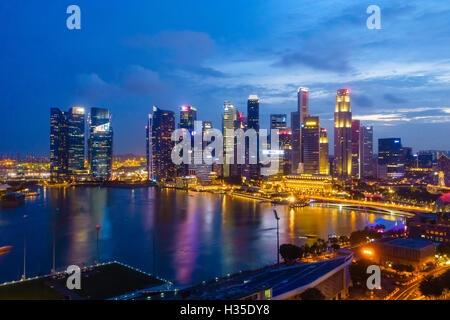 Die Türme der Central Business District und Marina Bay bei Nacht, Singapur Stockfoto