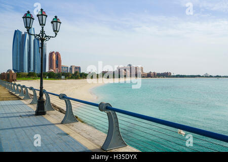 Blick von der Mole in Richtung Etihad Towers und das Emirates Palace Hotel und Strand, Abu Dhabi, Vereinigte Arabische Emirate, Naher Osten Stockfoto