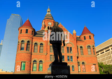 George Dealey Statue und Old Red Museum, Dealey Plaza, Dallas, Texas, USA Stockfoto