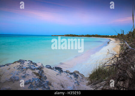 Blick auf Playa Larga bei Sonnenuntergang, Cayo Coco, Jardines del Rey, Ciego de Avila Provinz, Kuba, West Indies, Karibik Stockfoto