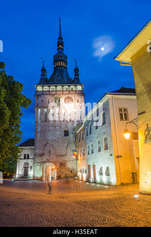 Sighisoara/Schäßburg Clock Tower in der Nacht in das historische Zentrum von Sighisoara/Schäßburg, ein 12. Jahrhundert sächsische Stadt, UNESCO, Siebenbürgen, Rumänien Stockfoto