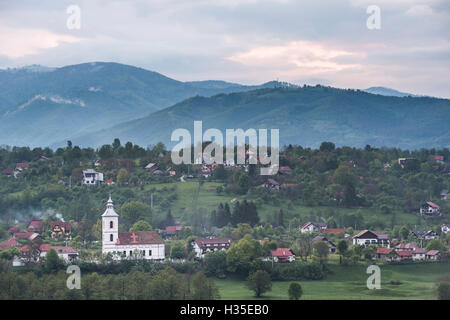 Rumänische Landschaft rund um das Schloss Bran bei Sonnenuntergang, Siebenbürgen, Rumänien Stockfoto