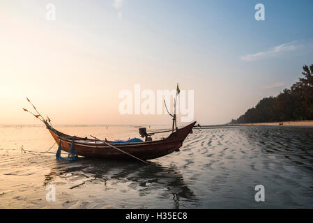 Fischerboot am Strand von Maungmagan bei Sonnenuntergang, Dawei, Yot Region, Myanmar (Burma) Stockfoto