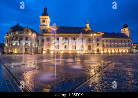 Piata Mare (großer Platz) in der Nacht, mit Sibiu Rathaus links und Sibiu barocke Jesuitenkirche rechts, Siebenbürgen, Rumänien Stockfoto