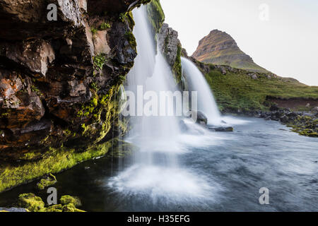 Wasserfall in der Nähe von Kirkjufell (Kirche Berg), vor den Toren der Stadt Grundarfjordur auf die Snaefellsnes Halbinsel, Island Stockfoto