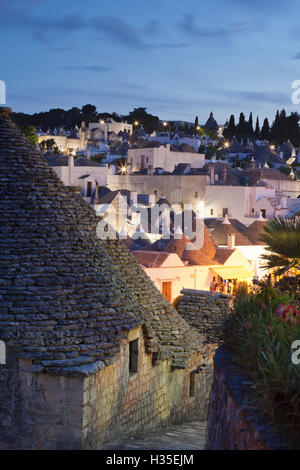 Trulli, traditionelle Häuser, Rione Monti Bereich, Alberobello, UNESCO, Valle d ' Itria, Bari District, Apulien, Italien Stockfoto