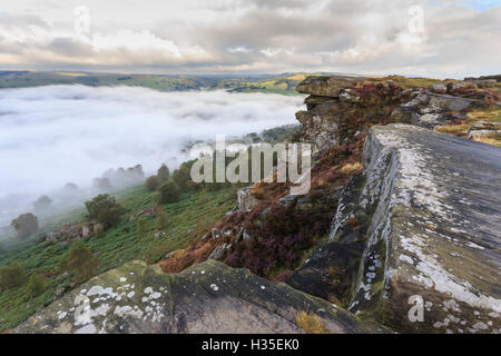 Am frühen Morgen Nebel, teilweise Temperaturinversion, Curbar Rand, Peak District National Park, Sommer Heidekraut, Derbyshire, UK Stockfoto