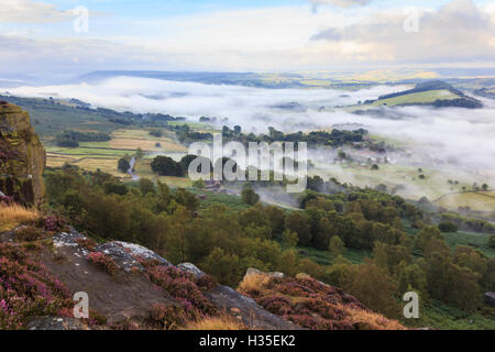 Am frühen Morgennebel um Curbar Dorf, von Curbar Rand, Peak District National Park, Spätsommer Heather, Derbyshire, UK Stockfoto