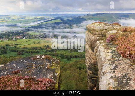 Am frühen Morgennebel um Curbar Dorf, von Curbar Rand, Peak District National Park, Spätsommer Heather, Derbyshire, UK Stockfoto